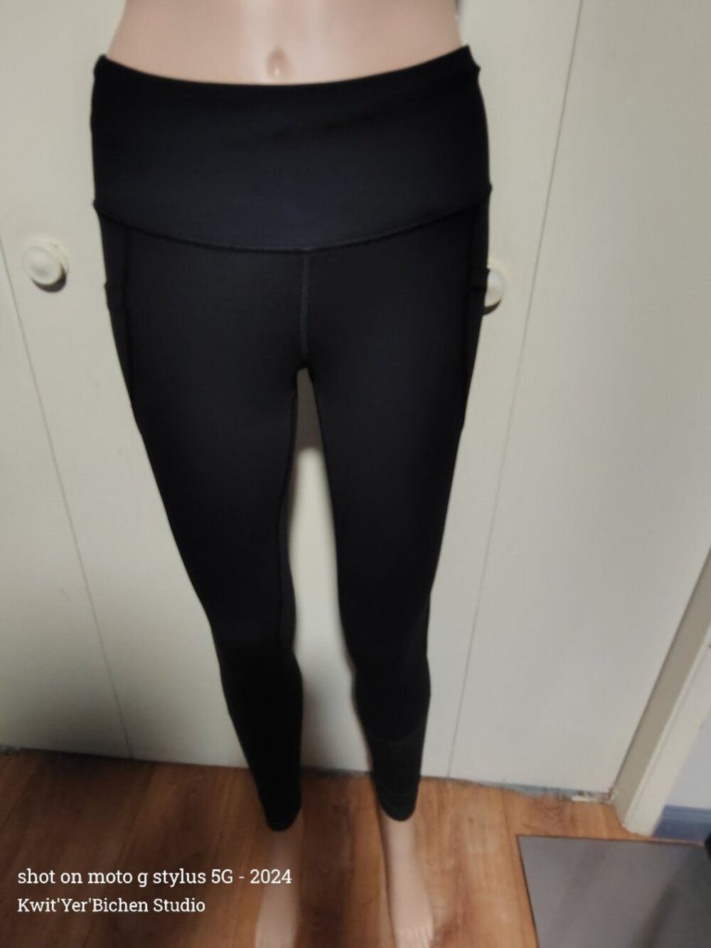 Victoria's Secret black w/lace ankles Athletic Leggings SMALL